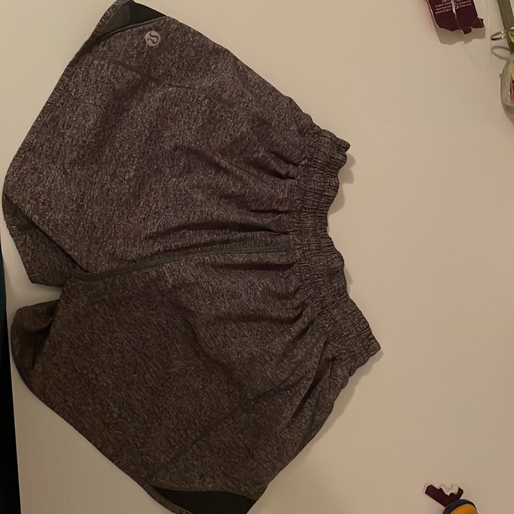 🍋Lululemon hotty hot grey shorts🍋 size 2 length 4